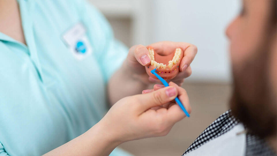 Vorbeugung von Zahnkrankheiten durch Prophylaxe und Kontrolltermin beim Zahnarzt